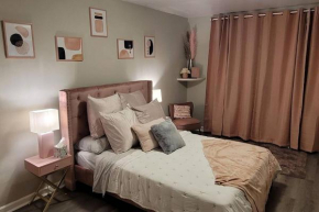 Pink Palace #2, 1-bedroom full apt, free parking